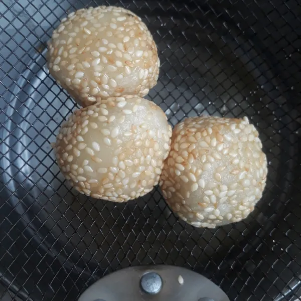 Kalau sudah kecoklatan, angkat tiriskan dan tunggu dingin kemudian sajikan.