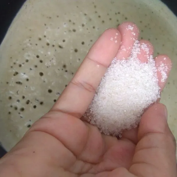 Tambahkan secukupnya gula pasir dengan cara ditabur, lalu tutup teflonnya dan tunggu hingga matang.