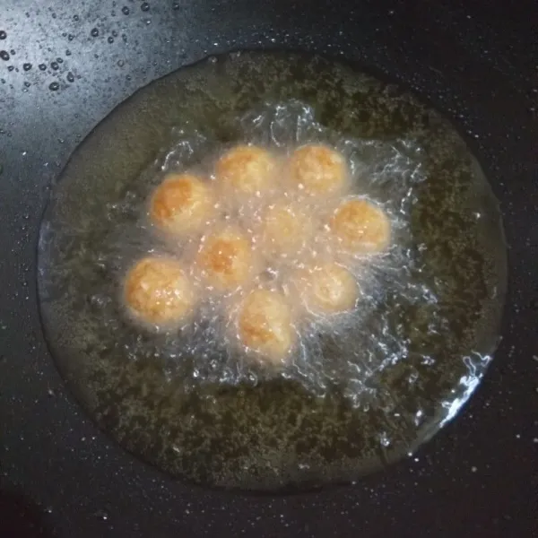 Panaskan minyak goreng, goreng bola-bola ubi hingga matang.