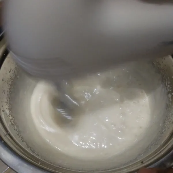 Mixer gula pasir dan telur selama 10 menit sampai mengembang dan pucat.