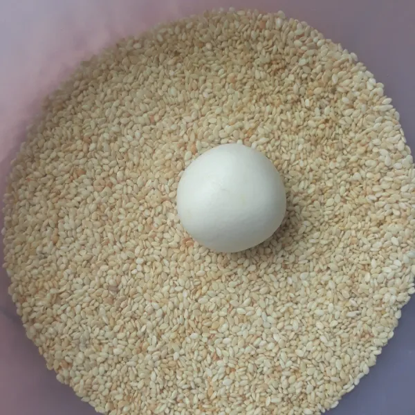 Masukkan adonan ke dalam wijen putih lalu gulingkan dan lakukan hingga adonan habis.