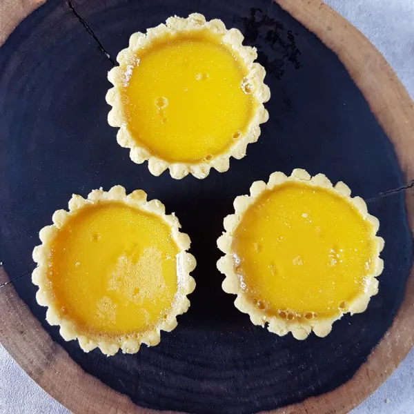 Setelah matang,keluarkan dari oven. Tunggu dingin dan keluarkan pie dari cetakan. Siap disajikan.