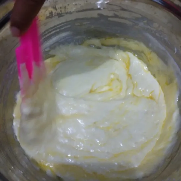 Aduk rata margarin leleh dan SKM. Masukkan ke dalam adonan. Aduk balik sampai rata dan tidak ada cairan di bagian dasar wadah.