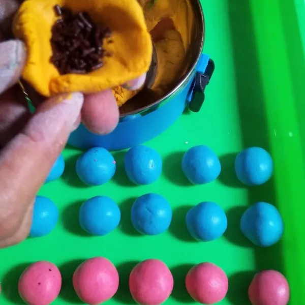 Bulatkan adonan beri isian meises, choco chips, dan kismis.