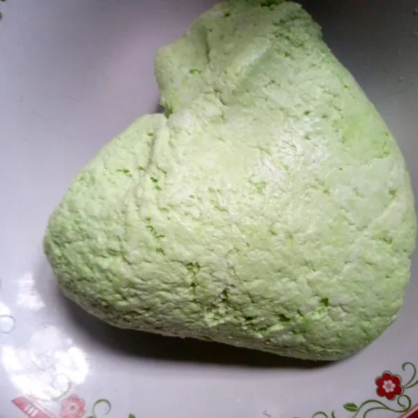 Tambahkan pasta pandan, uleni hingga tercampur rata.