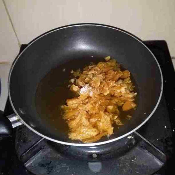 Masukan gula merah, air, dan garam. Aduk hingga tercampur rata.