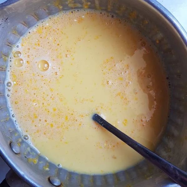 Siapkan wadah kemudian campur bahan isi, aduk hingga tercampur rata dan saring.