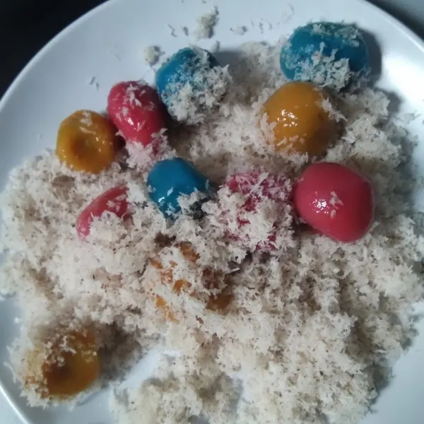 Ketika adonan klepon sudah mengambang, berarti sudah matang kemudian angkat adonan, tiriskan. Jika sudah hangat gulingkan klepon pada kelapa kukus. Klepon siap dinikmati.