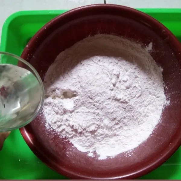Campurkan tepung ketan dan tepung beras kemudian tambahkan air dan sejumput garam. Uleni sampai rata.
