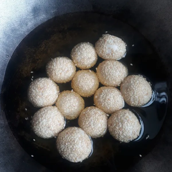 Siapkan minyak secukupnya lalu masukkan onde-onde ke dalam wajan dan baru nyalakan kompor. Goreng hingga kecoklatan.