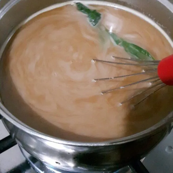 Nyalakan api, masak adonan sambil diaduk terus sampai mendidih. Matikan kompor.