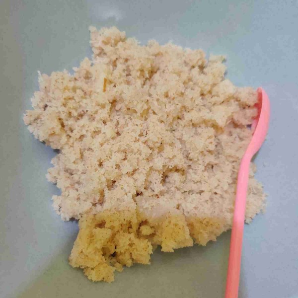 Campurkan bahan unti kelapa jadi satu yang terdiri dari kelapa parut, gula pasir, garam, dan susu cair. Masak hingga kesat/kering kemudian sisihkan.