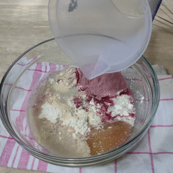 Pertama, tuang bahan dalam wadah: Tepung ubi ungu, tepung terigu, gula pasir, ragi instant, dan air.