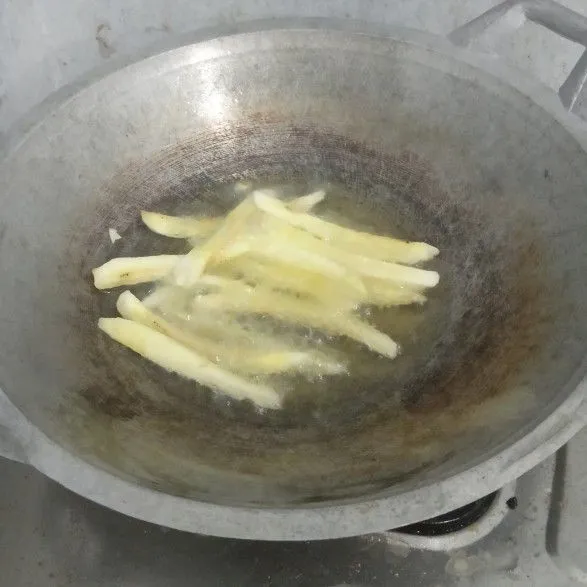 Panaskan minyak lalu goreng hingga kuning keemasan.