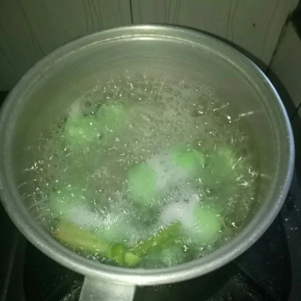 Didihkan air, masukkan daun pandan dan klepon yang sudah selesai dibentuk. Rebus sampai klepon terapung, angkat dan tiriskan.