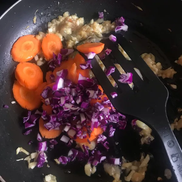 masukan kol ungu dan wortel, aduk rata dan diamkan 3 menit