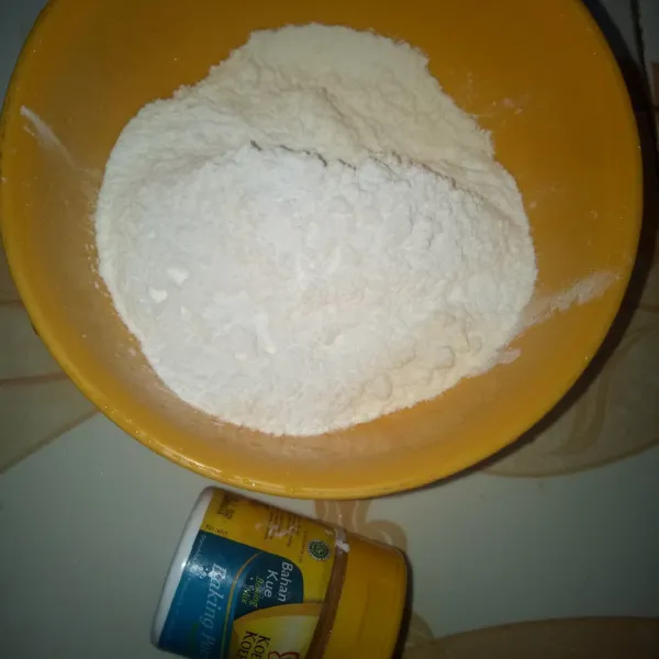 Campur semua tepung dan baking powder.