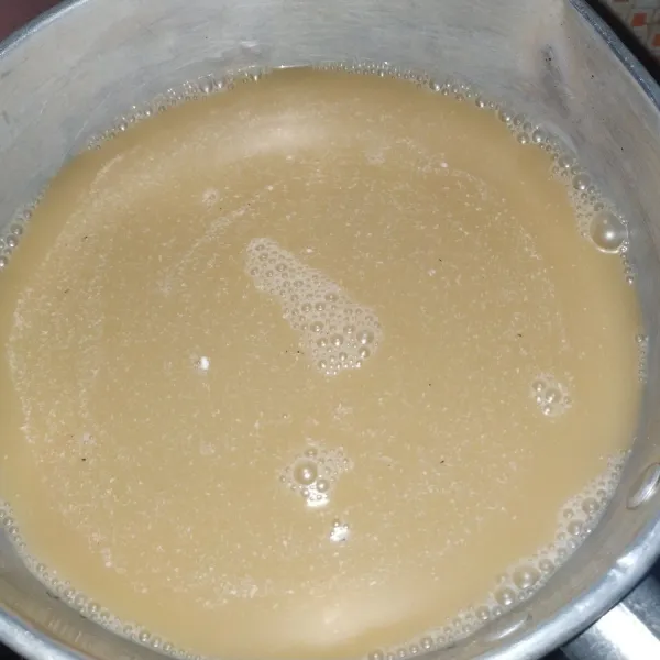 Masak sampai mendidih dengan api kecil sambil diaduk-aduk. Angkat dan hilangkan uap panasnya.