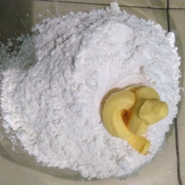 Campur tepung terigu dengan garam dan margarin.