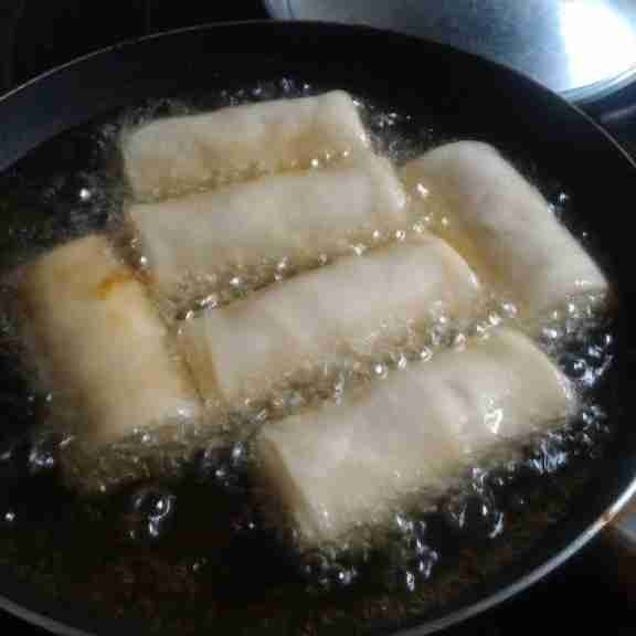 Panaskan minyak dengan api sedang goreng lumpia hingga kuning keemasan, angkat dan tiriskan. Lumpia siap disajikan.