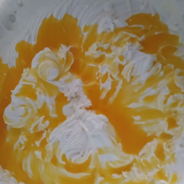 Tambahkan margarin, aduk balik dengan spatula hingga homogen, jangan ada margarin yang mengendap.