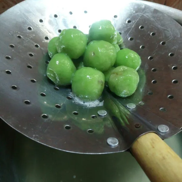 Angkat klepon dan tiriskan.