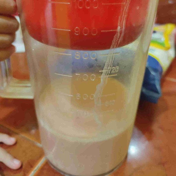 Saring adonan kulit untuk hasil yang lebih halus.