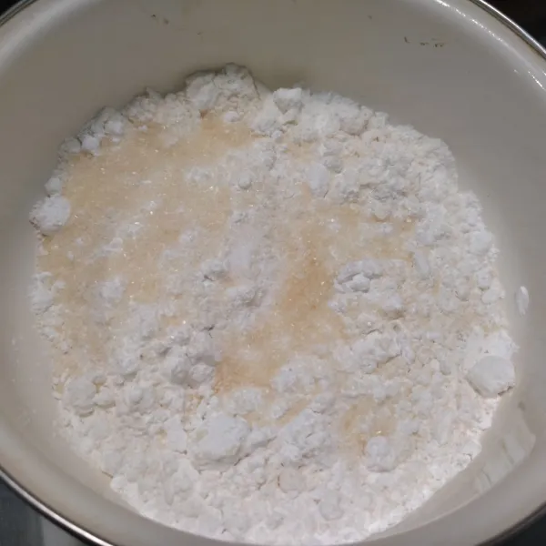 Pada baskom masukkan tapioka, terigu, gula, dan garam. Aduk hingga rata.