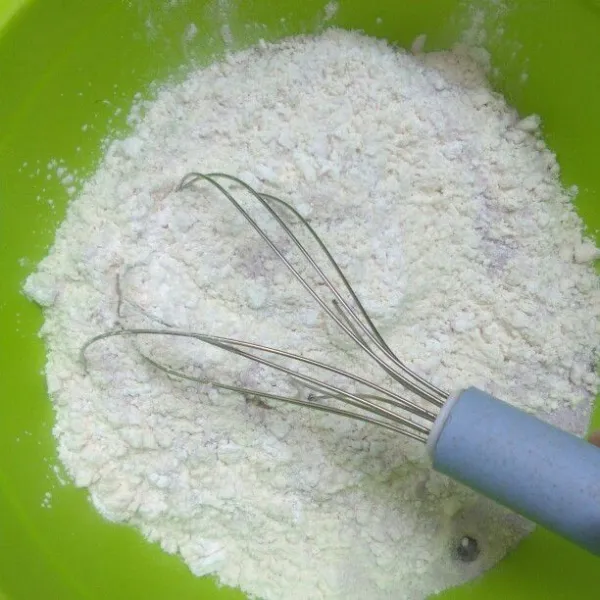 Pada wadah, campurkan semua bahan kering kecuali baking soda.