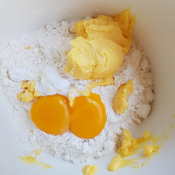 Siapkan wadah kemudian masukkan semua bahan crust. Aduk menggunakan spatula hingga membentuk butiran.