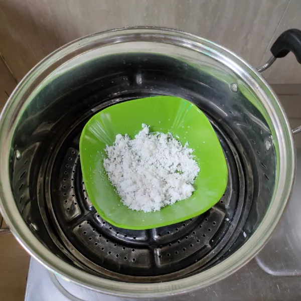 Bahan Topping: campurkan garam dan kelapa parut kemudian kukus selama 10 menit. Siap dijadikan topping. Sajikan kue lumpang dengan taburan kelapa parut kukus.