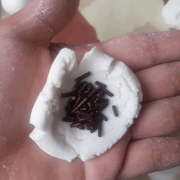 Bagi masing-masing 20 gr adonan, pipihkan lalu isi dengan meses tutup lalu bulatkan, lakukan hingga habis.