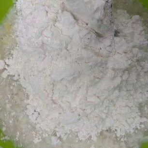 Tambahkan tepung kanji ke dalam nasi yang sudah dihaluskan.