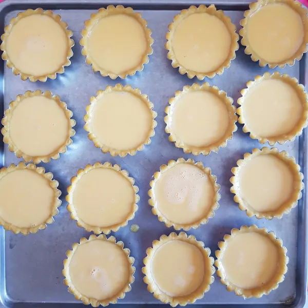 Tuang adonan isi ke dalam adonan crust. Lakukan hingga habis.