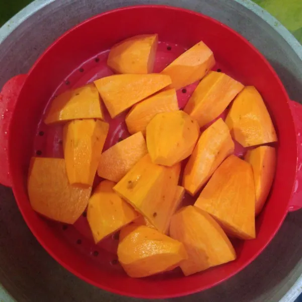 Kupas dan cuci bersih ubi oranye kukus hingga empuk.