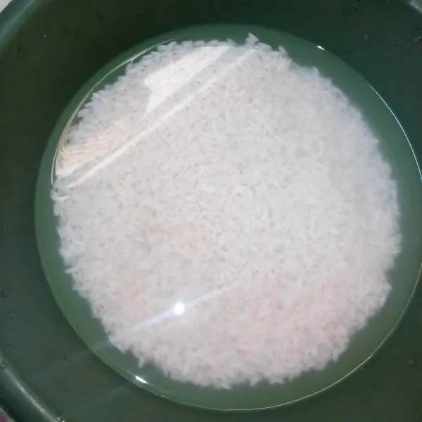 Cuci bersih lalu rendam 1/4 kg beras ketan selama 1 jam.