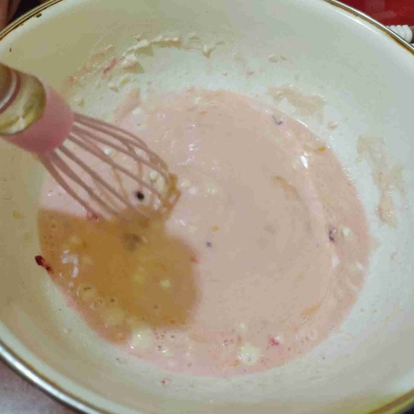 Campurkan semua bahan kulit yaitu epung terigu, tepung tapioka, bubuk bit, telur, garam, margarin, dan santan. Aduk rata hingga tidak bergerindil.