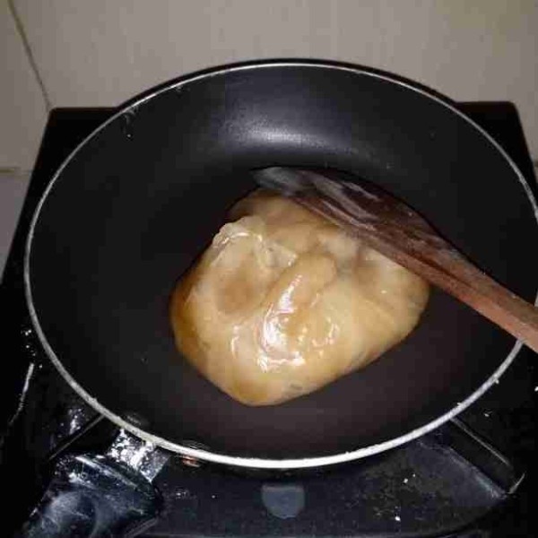 Setelah adonan mengental, matikan api. Ambil ongol-ongol secukupnya dengan sendok makan. Gulingkan ke dalam kelapa kukus.