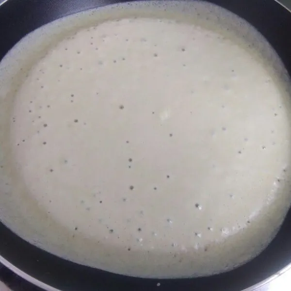 Panaskan teflon dengan api kecil, lalu tuang adonan dan tunggu hingga bersarang.