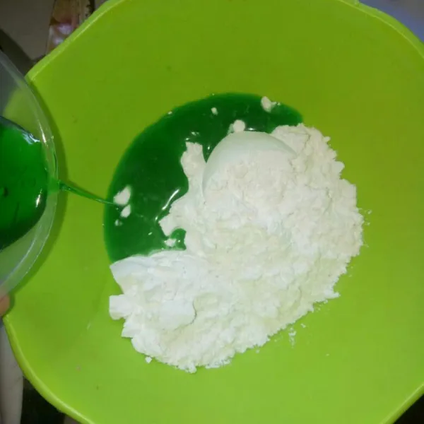 Siapkan mangkok, campur jadi satu tepung ketan dan tepung beras, aduk hingga rata. Campurkan 1 tetes pasta pandan pada air lalu masukan ke dalam mangkok tepung. Uleni sampai bisa dipulung.