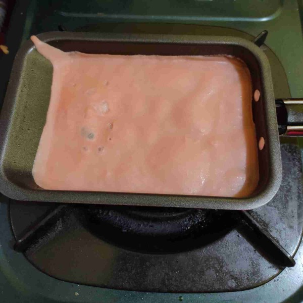 Panaskan pan anti lengket, tuang secukupnya adonan, masak hingga matang dan mudah dilepaskan.