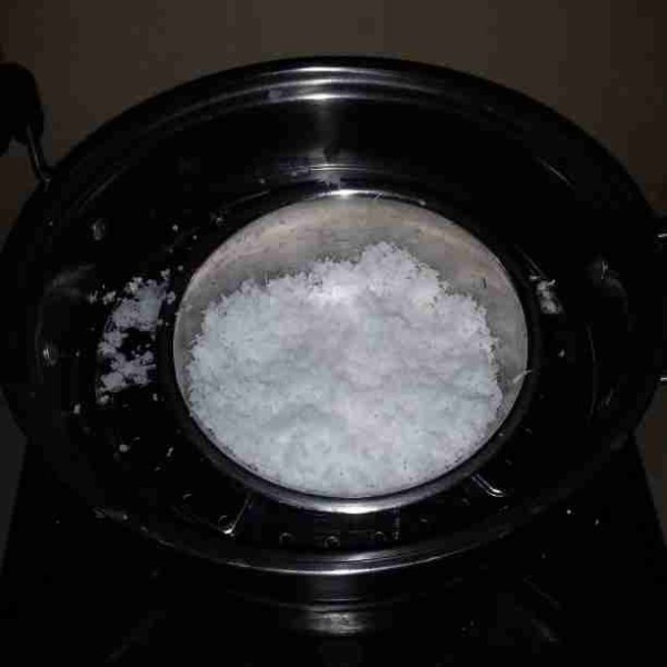 Panaskan kukusan. Campurkan kelapa parut dan garam. Aduk hingga garam tercampur rata. Kukus kelapa selama 15 menit. Angkat dan biarkan suhu ruang.