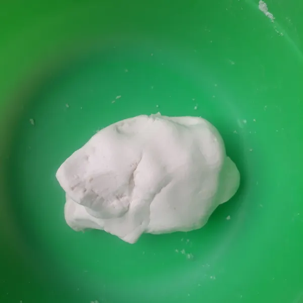 Campur semua bahan air jangan disatukan semua, campur sedikit demi sedikit dan stop apabila adonan sudah enak dibentuk.