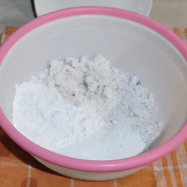 Pertama, masukkan ke dalam wadah bahan kering yaitu terdiri dari tepung beras, tepung terigu, garam, dan kelapa parut.