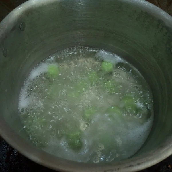 Rebus air sampai mendidih lalu masukkan klepon masak sampai mengapung.