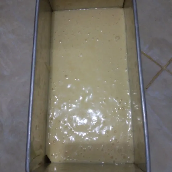 Siapkan loyang ukuran 20x10 cm. Oles dengan margarin lalu beri baking paper di dasar loyang lalu oles lagi dengan margarin. Tuang adonan di dalam loyang lalu kukus selama 30 menit. Kukusan sudah dipanaskan terlebih dahulu dan tutup kukusan dilapisi serbet.