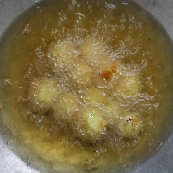 Goreng klepon dengan minyak panas menggunakan api kecil hingga matang kecoklatan. Sajikan saat matang.