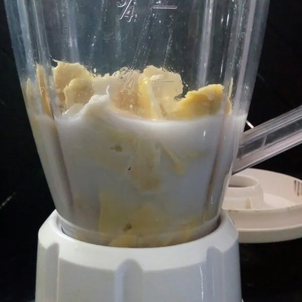 Membuat kinca durian: blender sampai halus daging durian dan santan.