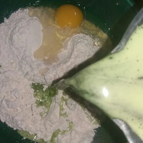 Campur tepung terigu, telur dan garam dalam satu mangkuk, lalu tuang air pandan. Aduk hingga tercampur rata.