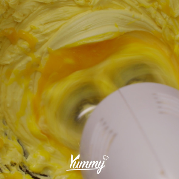 Tambahkan kuning telur lalu mixer kembali hingga tercampur dengan rata.